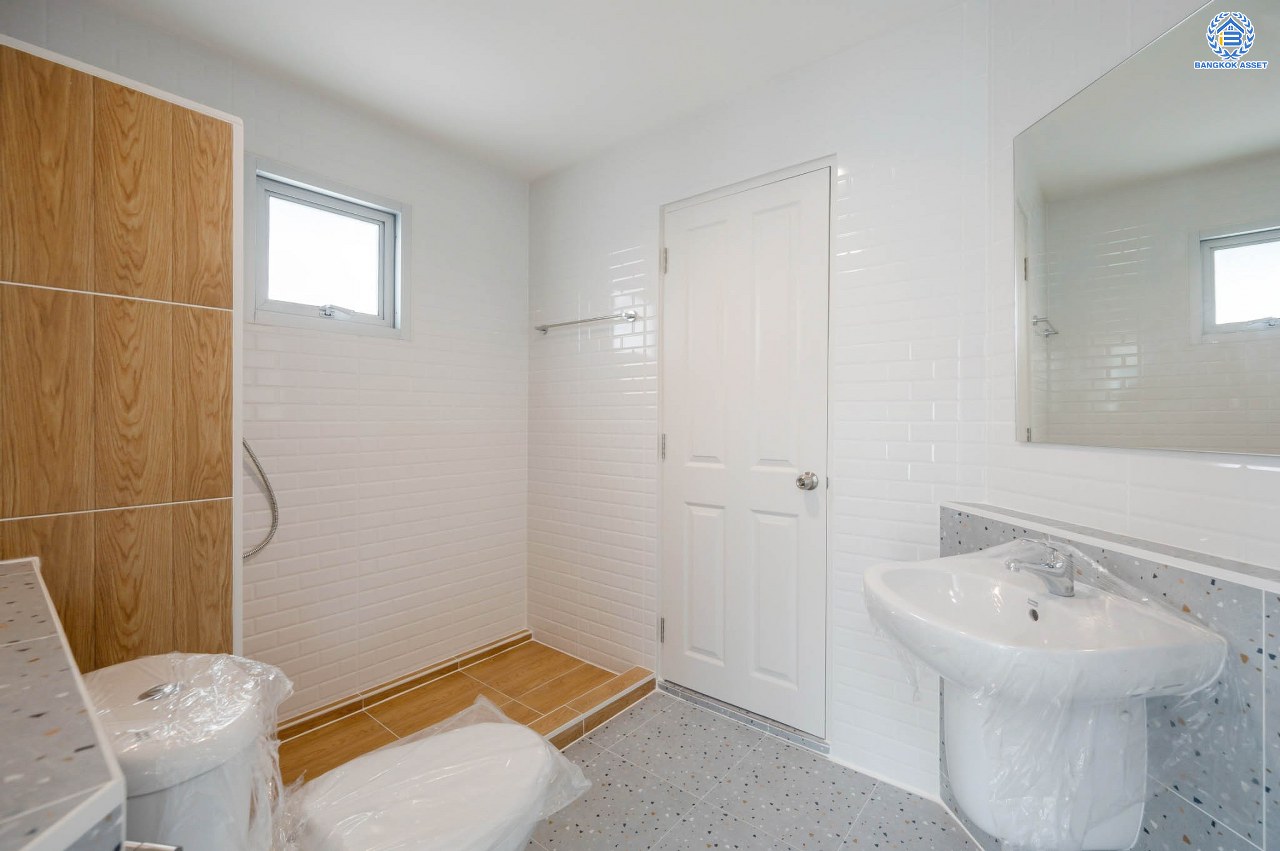 บ้านมือสองตกแต่งใหม่ โครงการ พฤกษ์ลดา พุทธสาคร หลังมุม จากแบรนด์ LH บนเนื้อที่ 54.5 ตร.ว. พื้นที่ใช้สอย 153.89 ตร.ม. ฟังก์ชัน 3 ห้องนอน 2 ห้องน้ำ จอดรถได้ 2 คัน เชื่อมต่อถนนเพชรเกษม, ถนนพุทธมณฑลสาย4, ถนนบรมราชชนนี ใกล้รถไฟฟ้าสายสีน้ำเงิน "สถานีหลักสอง" และ The Mall บางแค